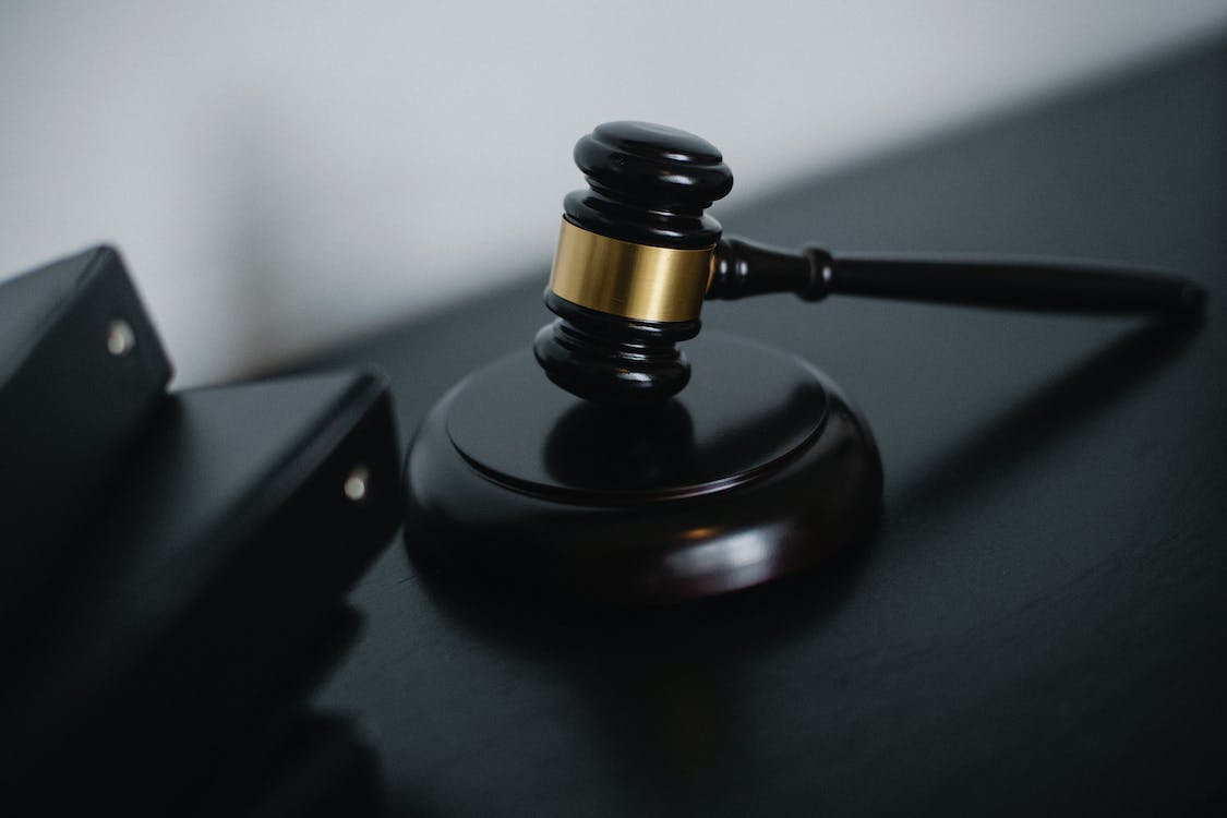 明知自己感染艾滋病還與他人發(fā)生性行為違法嗎？